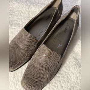NWOT Trotters women’s gray leather loafers size 13m
